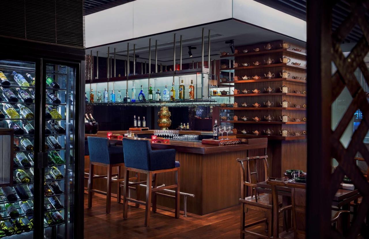 Grand Hyatt Mumbai Hotel And Residences Εξωτερικό φωτογραφία The bar at the restaurant