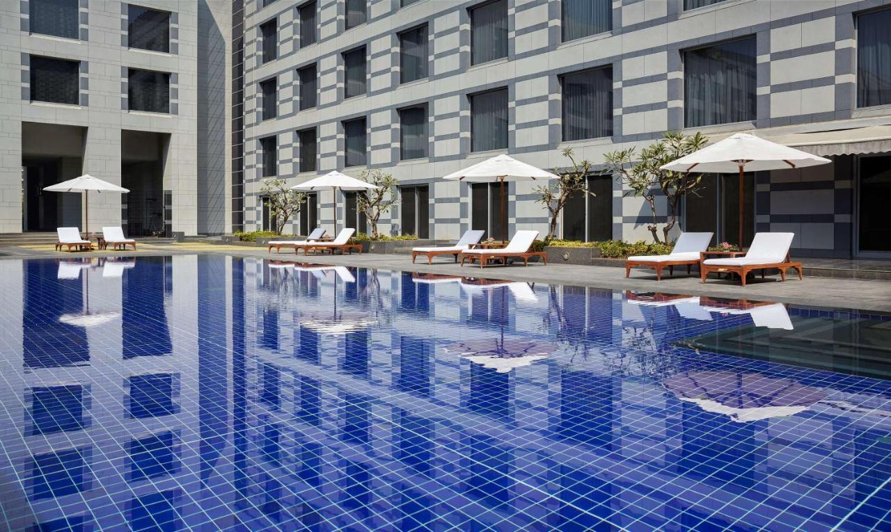Grand Hyatt Mumbai Hotel And Residences Εξωτερικό φωτογραφία The pool at the hotel