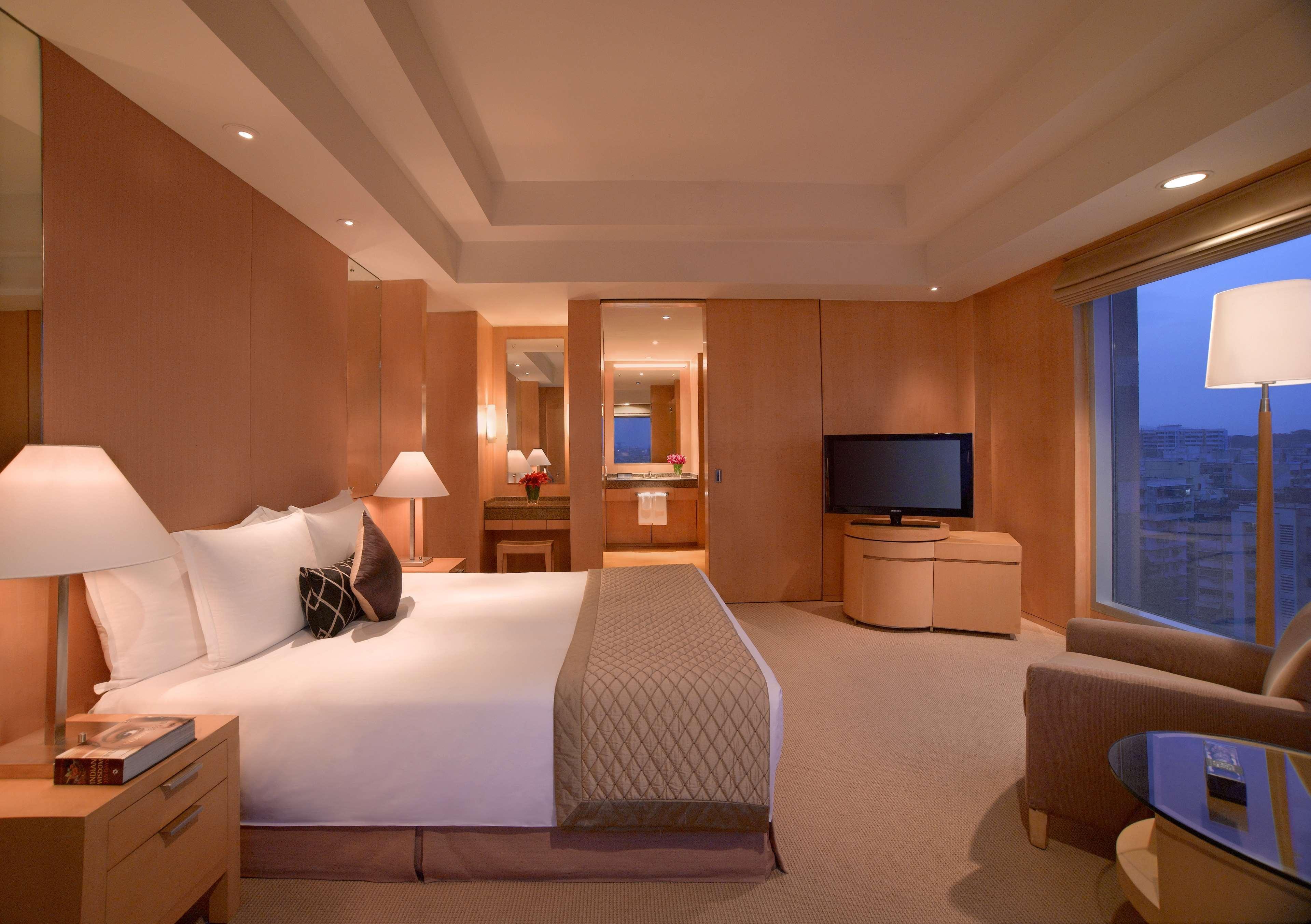 Grand Hyatt Mumbai Hotel And Residences Εξωτερικό φωτογραφία A bedroom in a suite at the Mandarin Oriental, Hong Kong