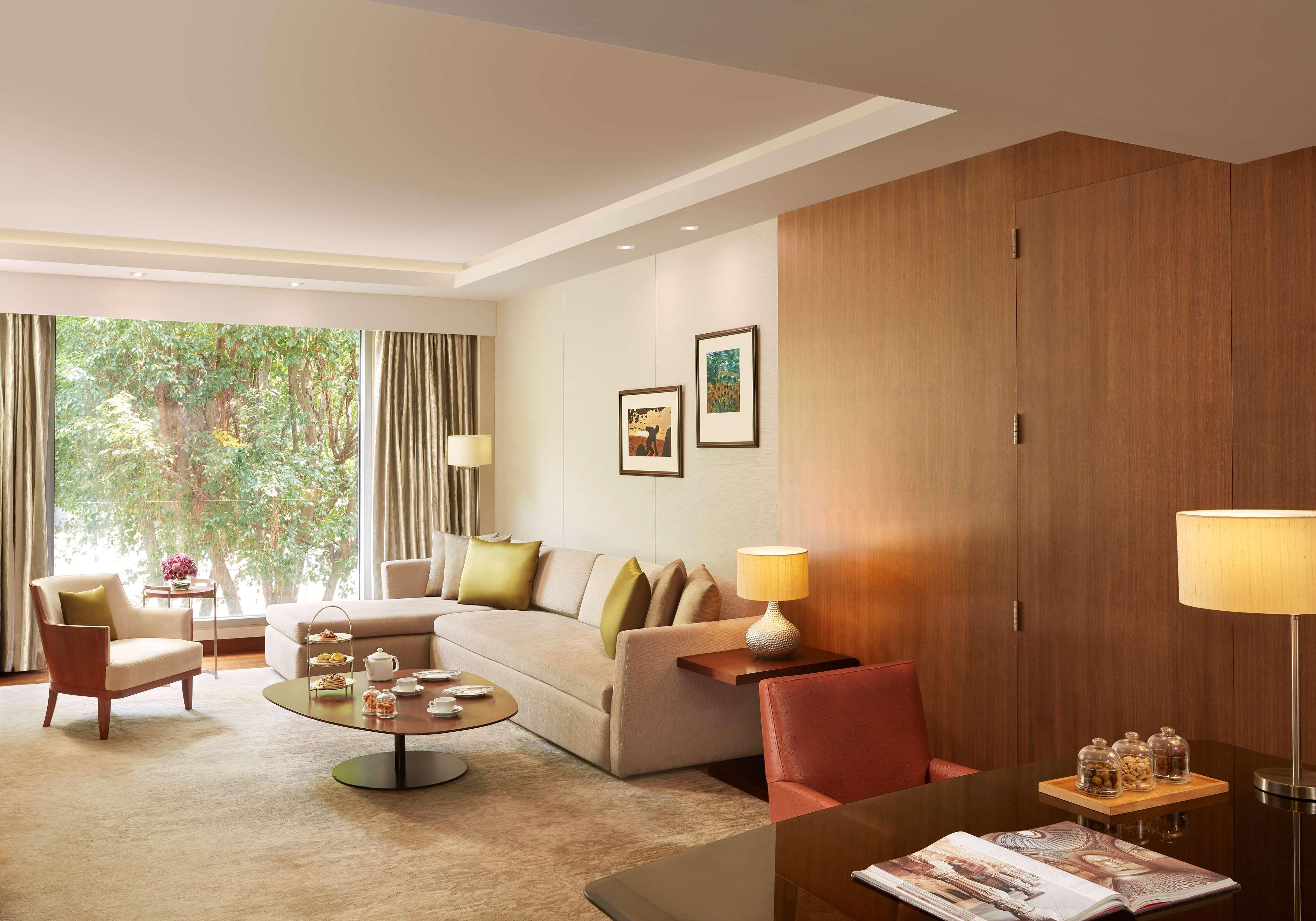 Grand Hyatt Mumbai Hotel And Residences Εξωτερικό φωτογραφία A living room at the Taj Mahal Palace