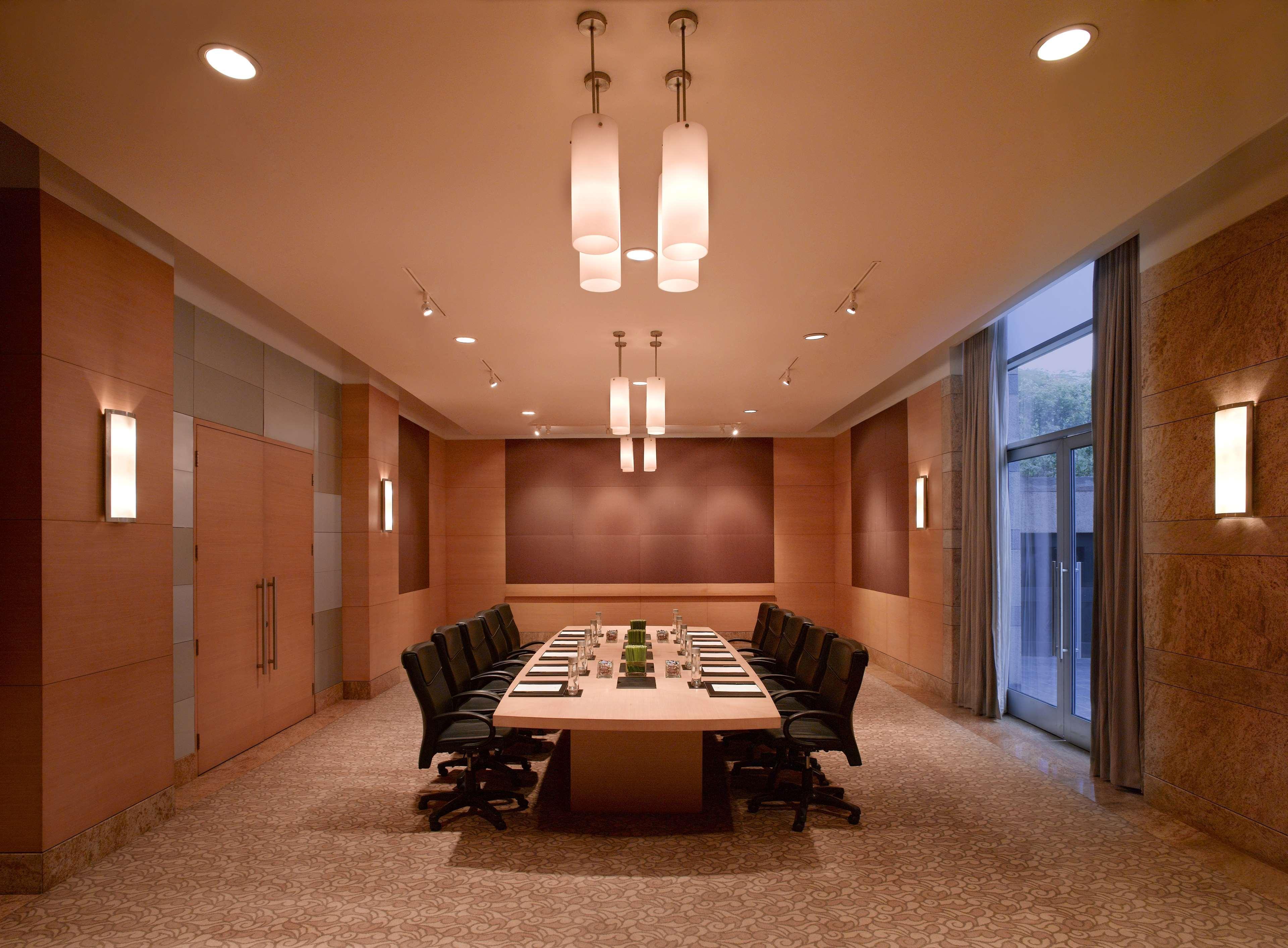 Grand Hyatt Mumbai Hotel And Residences Εξωτερικό φωτογραφία A boardroom at a hotel
