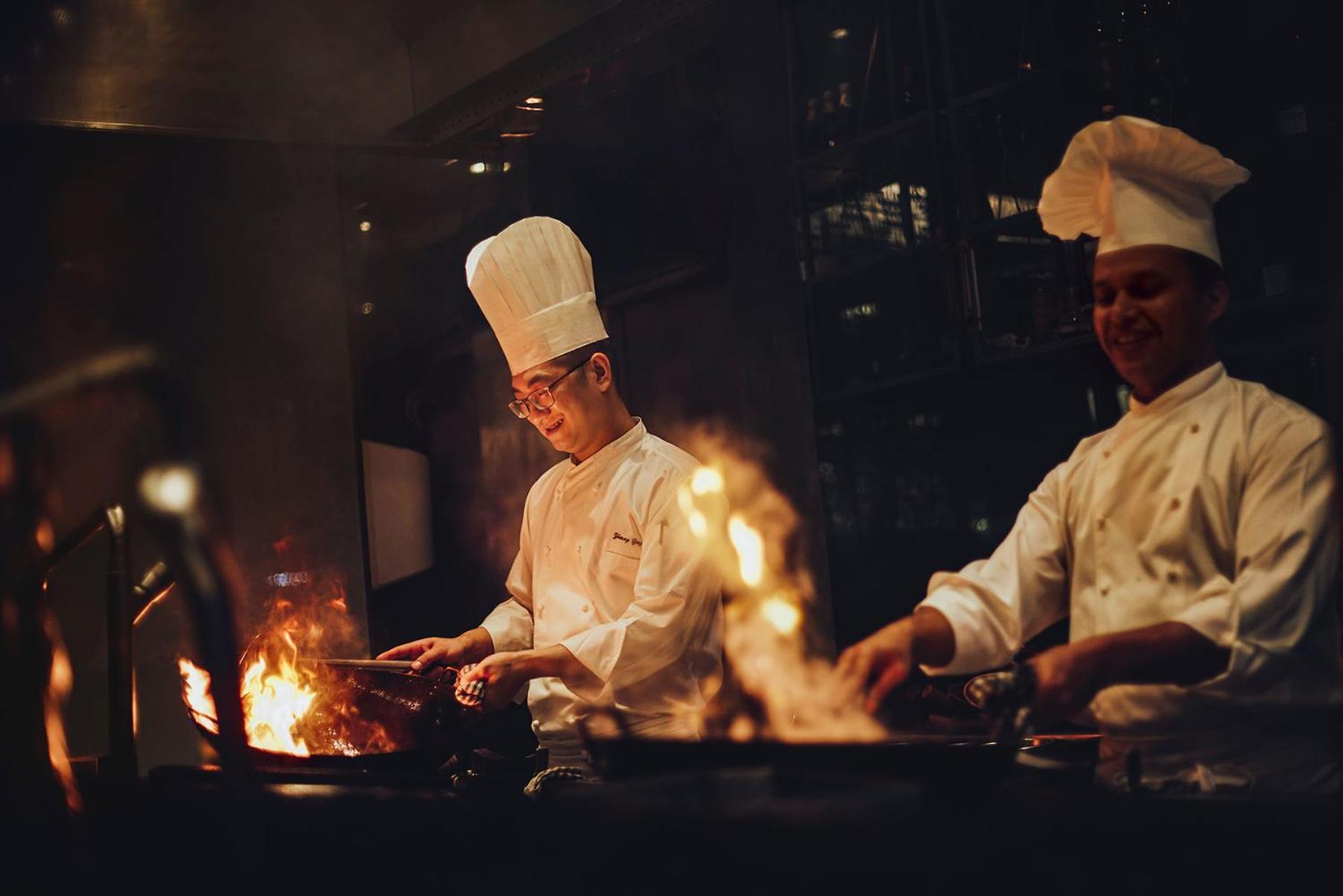 Grand Hyatt Mumbai Hotel And Residences Εξωτερικό φωτογραφία Cooking with a wok