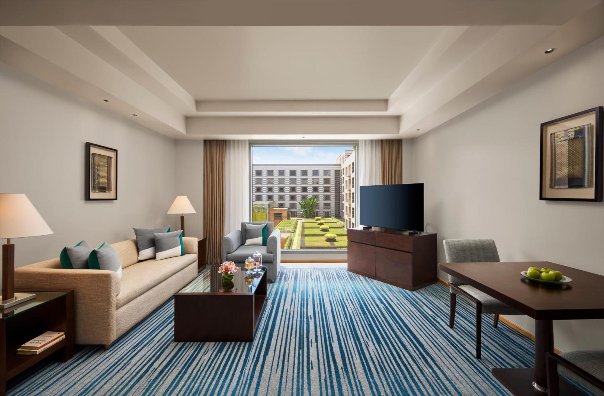 Grand Hyatt Mumbai Hotel And Residences Εξωτερικό φωτογραφία Living room of a suite